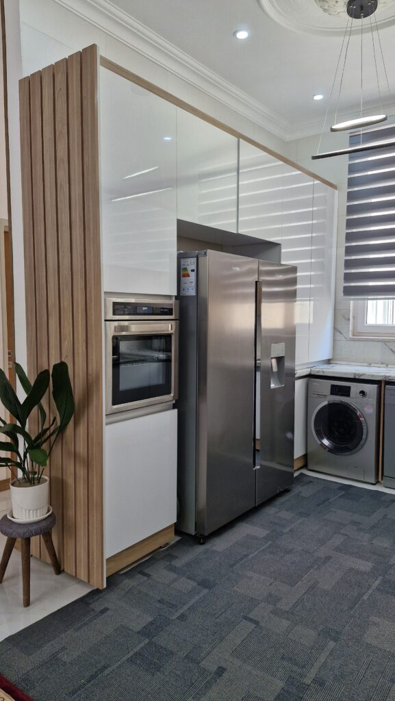 کابینت مدرن با متریال هایگلاس سفید 1 کابینت مدرن با متریال هایگلاس سفید